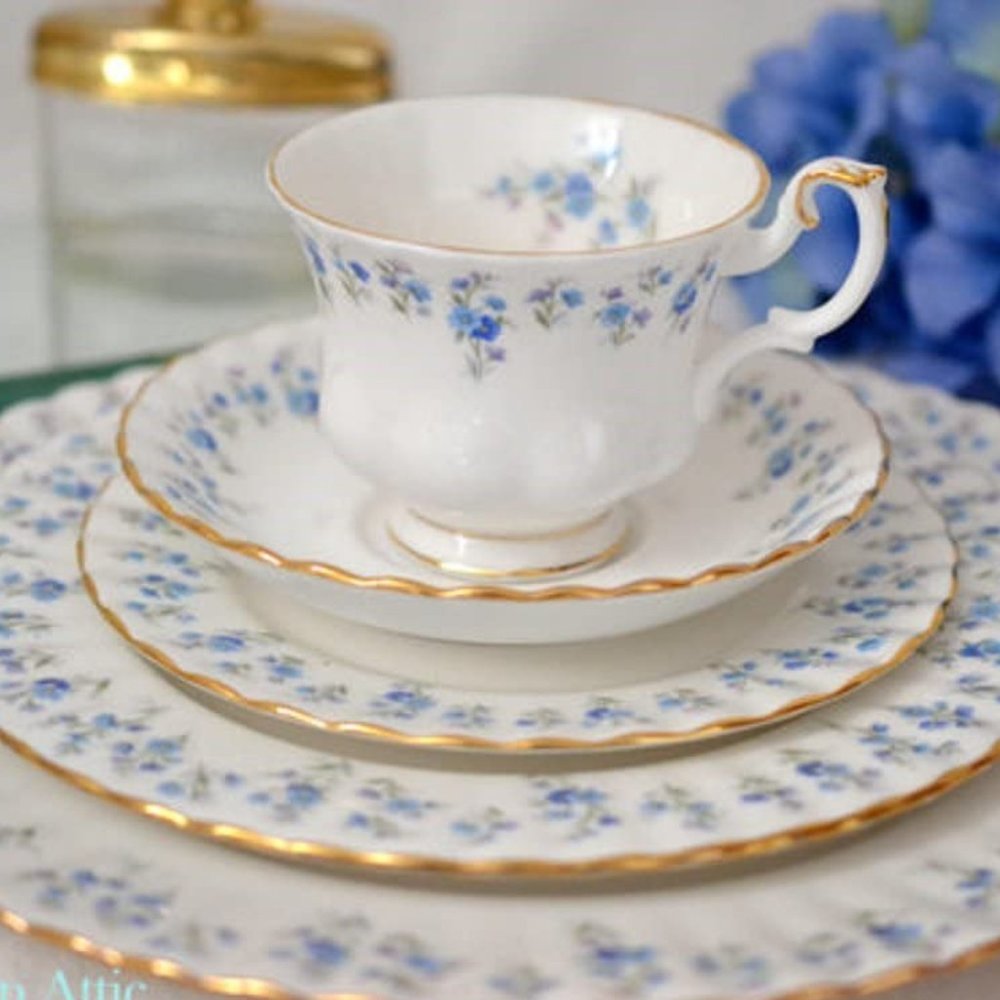 ROYAL ALBERT MEMORY LANE 20 PIECE DINNER SET(FIRST QUALITY, 1962 -MADE IN UK)